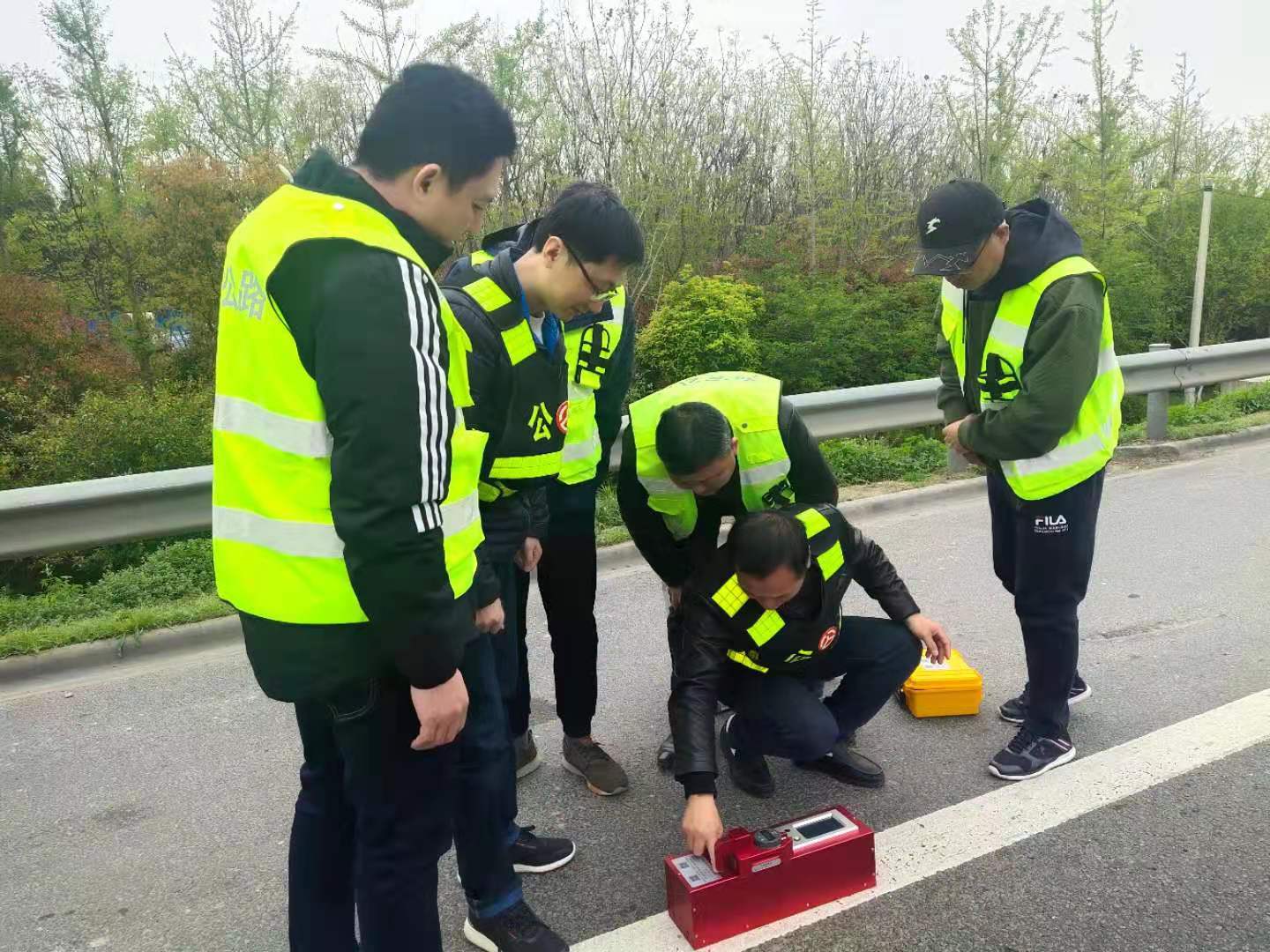 如东公路分中心:开展高标准公路标线质量检测