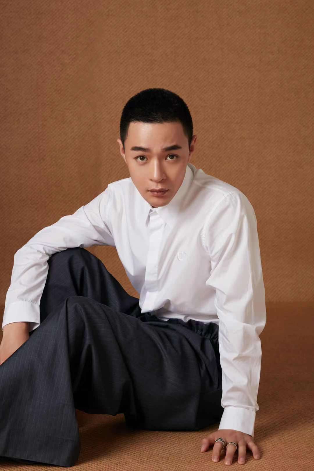 董春辉春日写真来袭 复古风尚简约洒脱