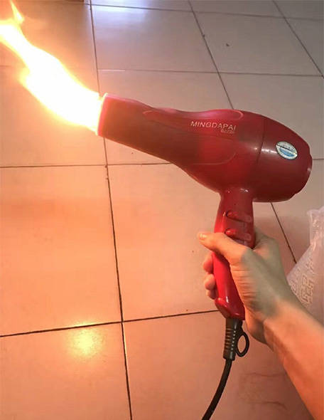 搞笑gif段子恭喜这位朋友开启了吹风机的隐藏属性