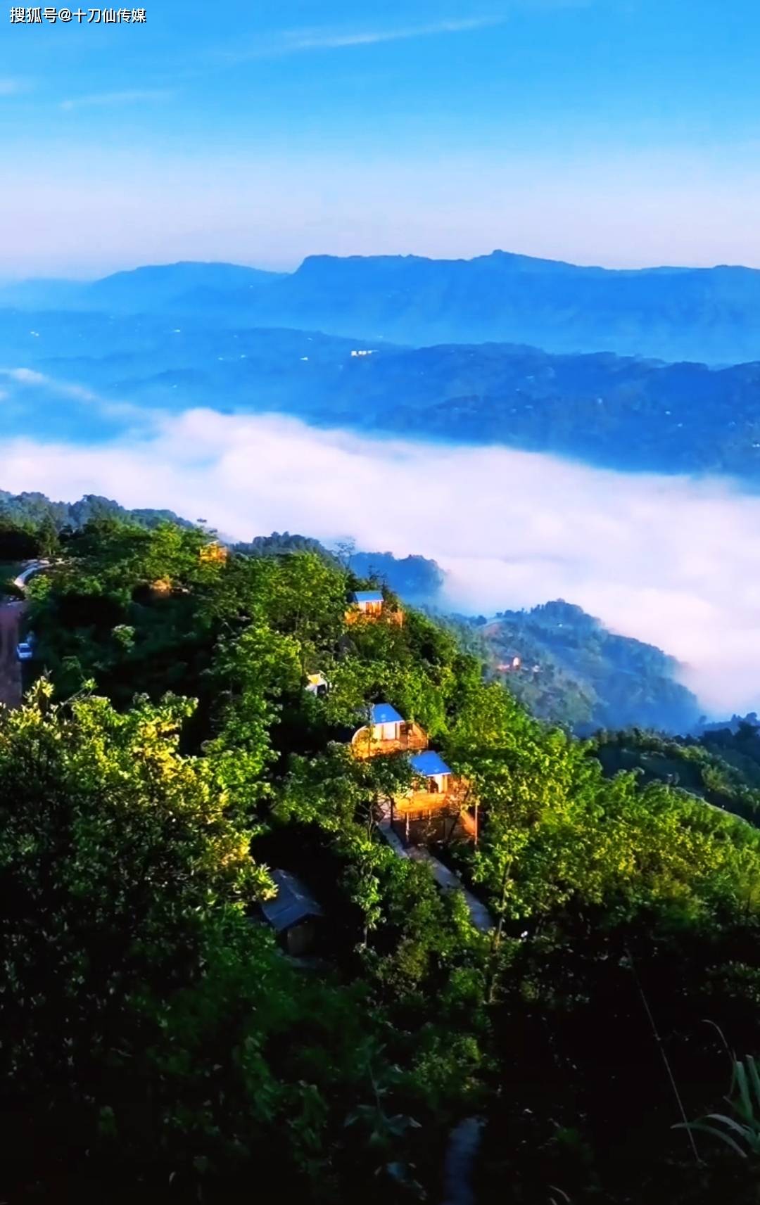 少数队员在石顶山山腰边打边退,隐蔽还击,引诱黔军上山.