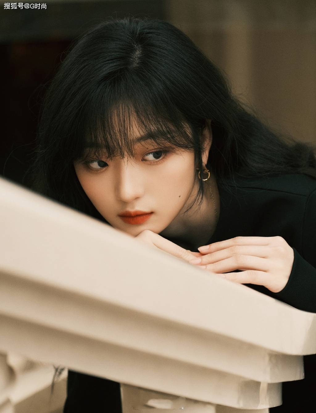 孙千一身黑色镂空连衣裙凸显好身段优雅又时尚