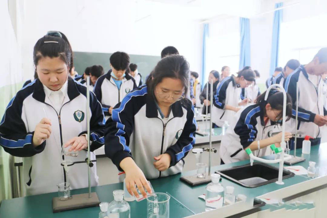 化学实验视频学校 1d6e57e54b8c409b9fd727d212683bf6.jpeg