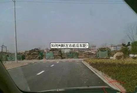 方向稍向左拉,就可以達到離路邊10釐米靠邊停車的效果