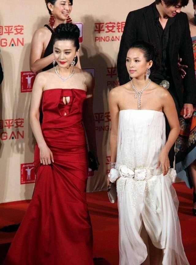 原创范冰冰穿衣有心机穿红裙巧在身上挖俩洞抢尽一旁章子怡的风头