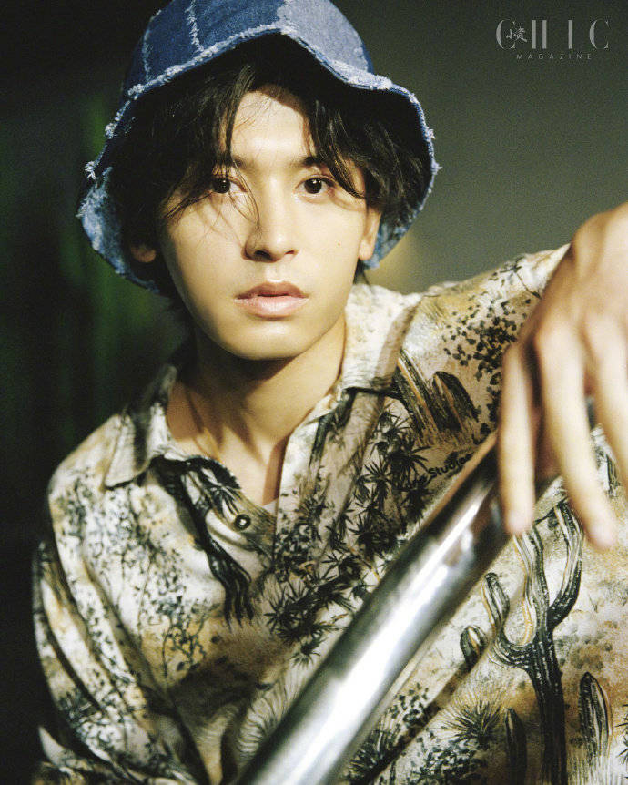 张哲翰头发散乱神情忧郁,网友大呼荷尔蒙十足,说:脸经得起特写_考验