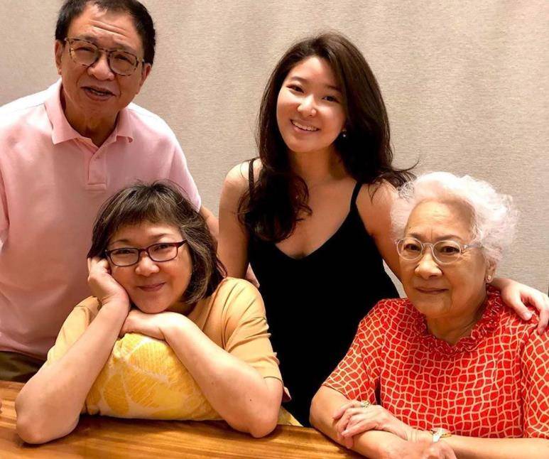 许绍雄在1992年约43岁时与新加坡籍太太龙嬿而结婚,五年后生下女儿许