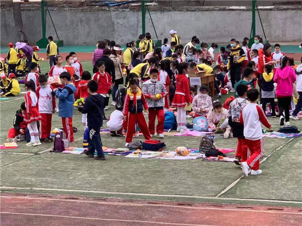 春柳小学组织开展跳蚤市场大集捐资助学活动_大连市