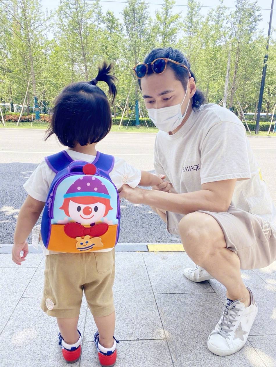 儿子打破袁弘心爱茶壶 向妈妈张歆艺撒娇求饶