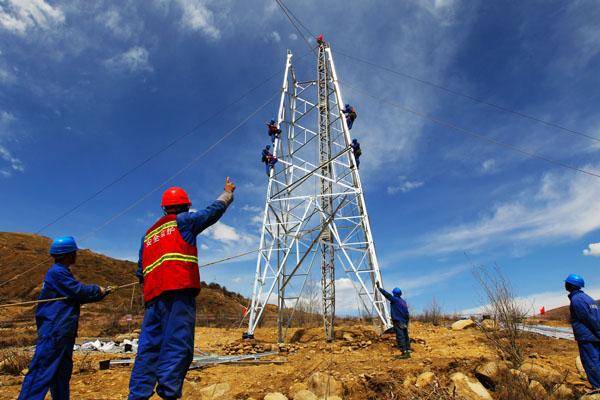 电力铁塔安装过程中成华牌铝合金手扳葫芦发挥重要作用