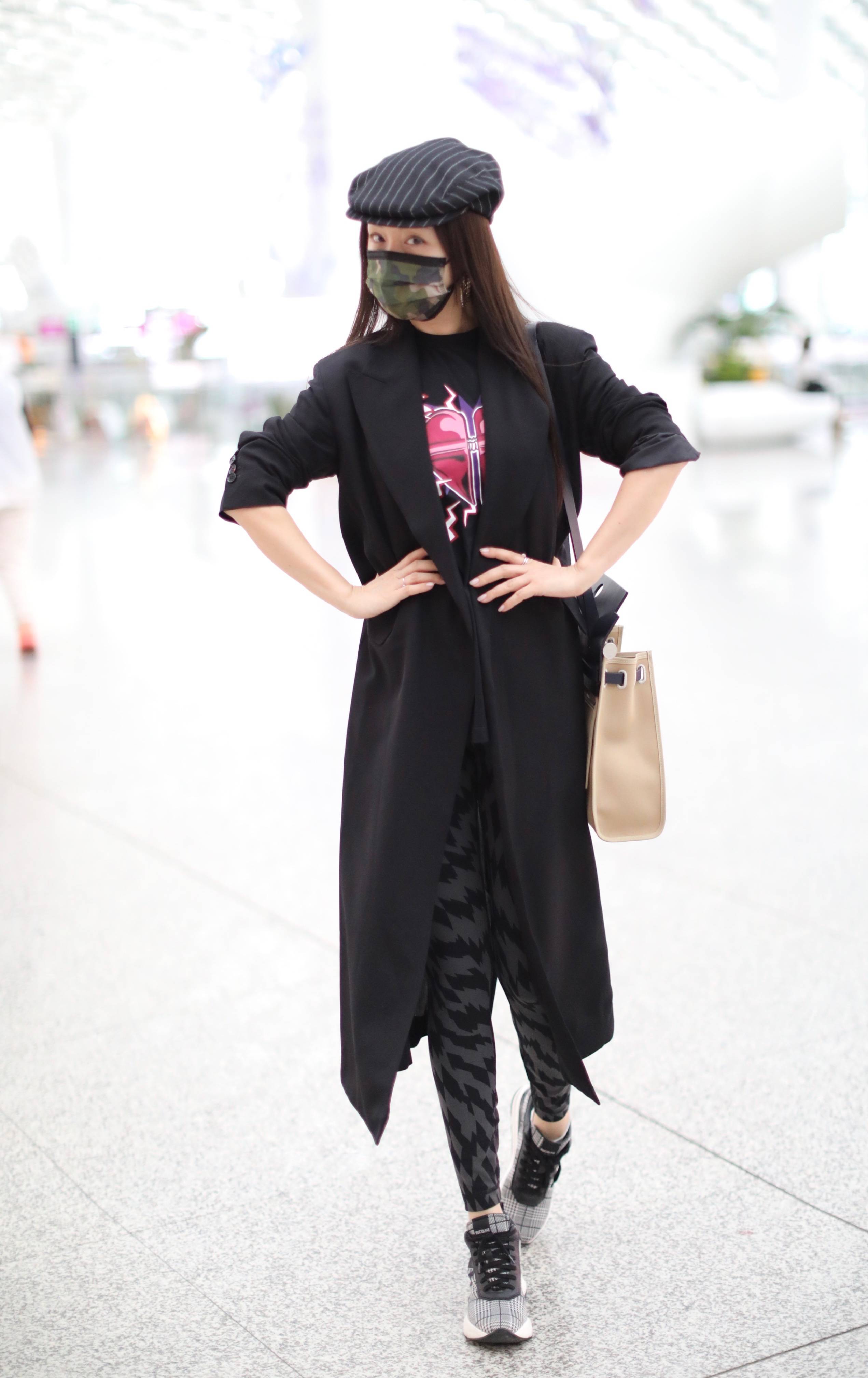 杨钰莹“浪姐”成团后首现身 歪头比耶女神也俏皮-搜狐大视野-搜狐新闻