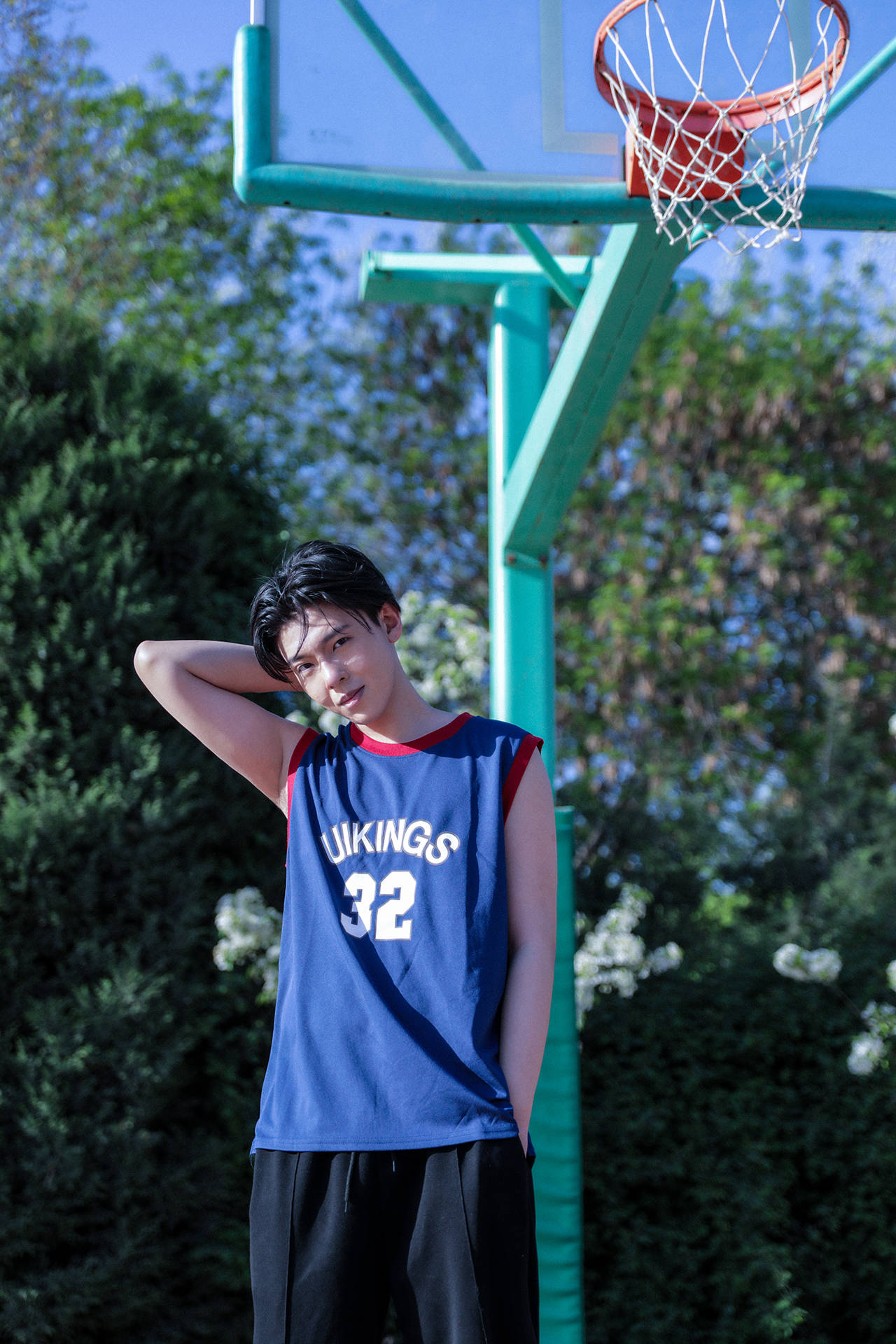 演员曾仕轩一身篮球衣活力抢眼,运动少年超元气!_表演