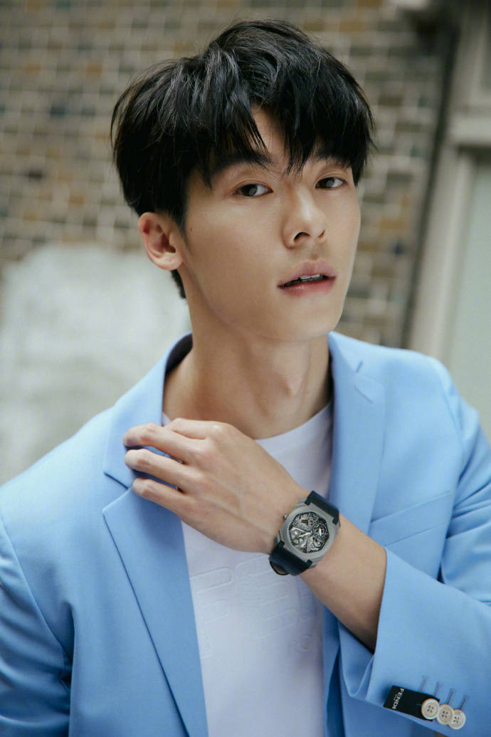 许光汉浅蓝色西装帅气有型 站在巷子里文艺清新