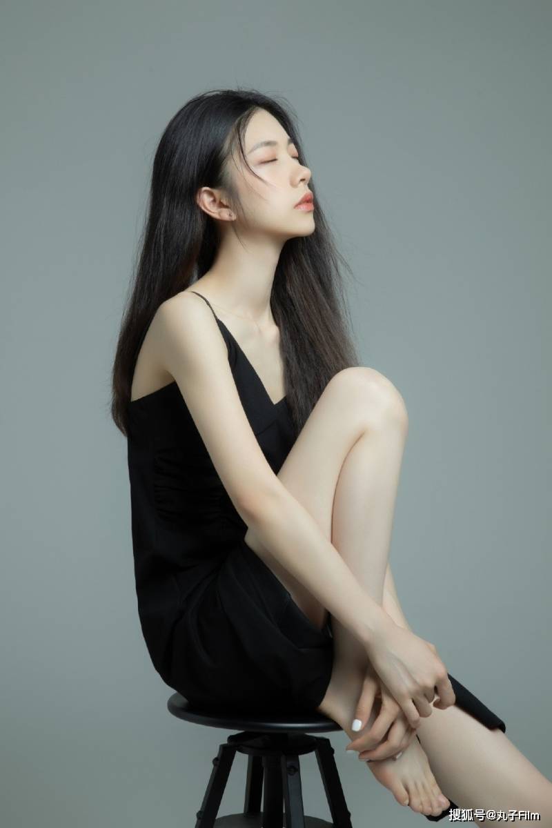 性感美女时尚写真:苗条骨干少女吊带黑裙白嫩肌肤,清纯甜美迷人!