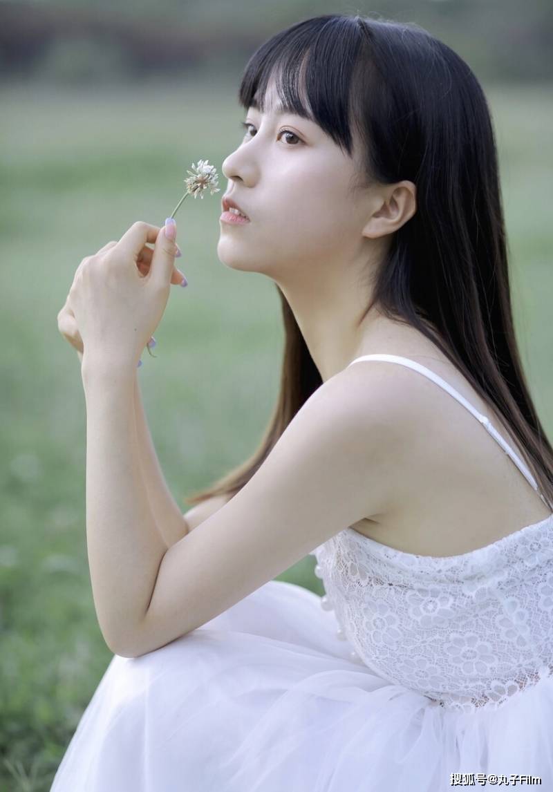 性感美女时尚写真吊带白裙森系小姐姐精致侧颜户外清纯唯美甜美迷人