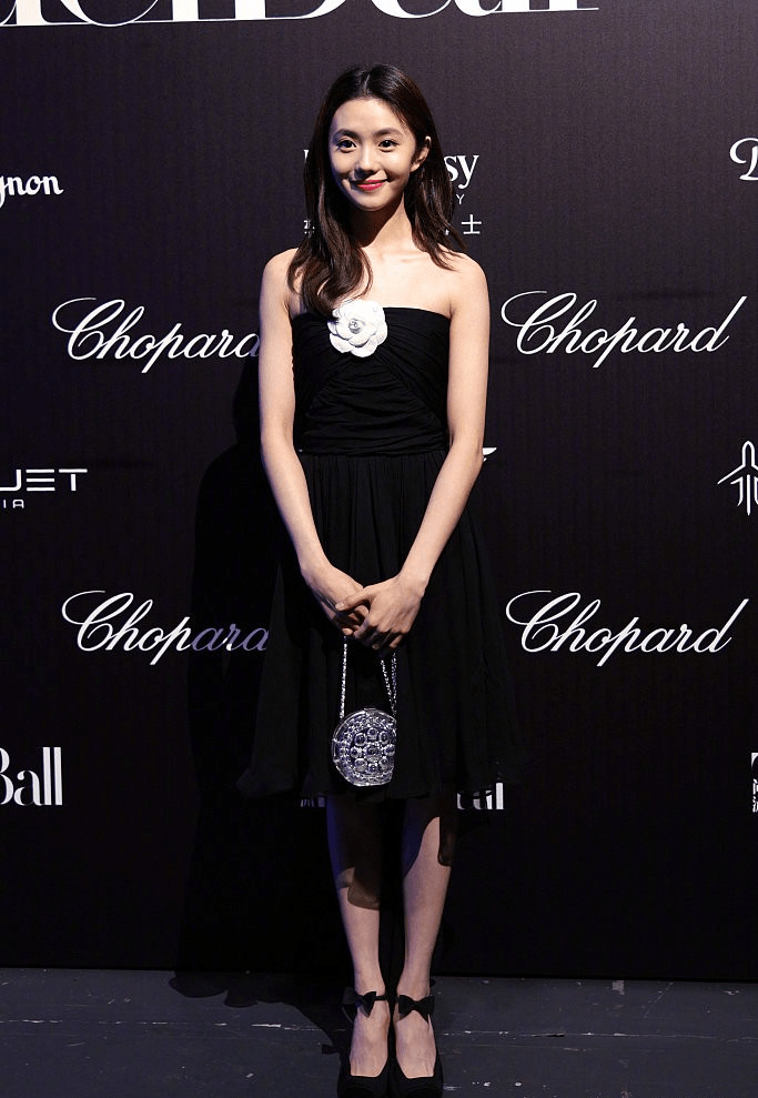 刘浩存才20岁好敢穿,穿抹胸小黑裙优雅又甜美,戏里戏外像两个人