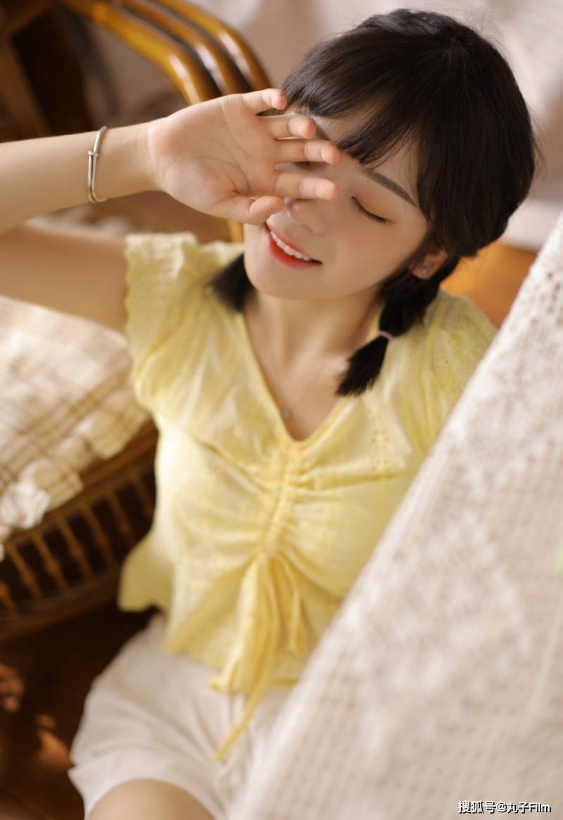 性感美女时尚写真:麻花辫萌妹子露齿甜笑,清纯可爱养眼迷人!
