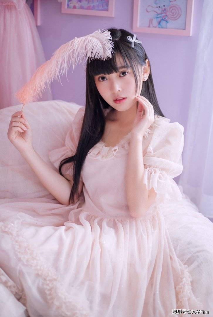 可爱萝莉美女粉色公主裙甜美写真