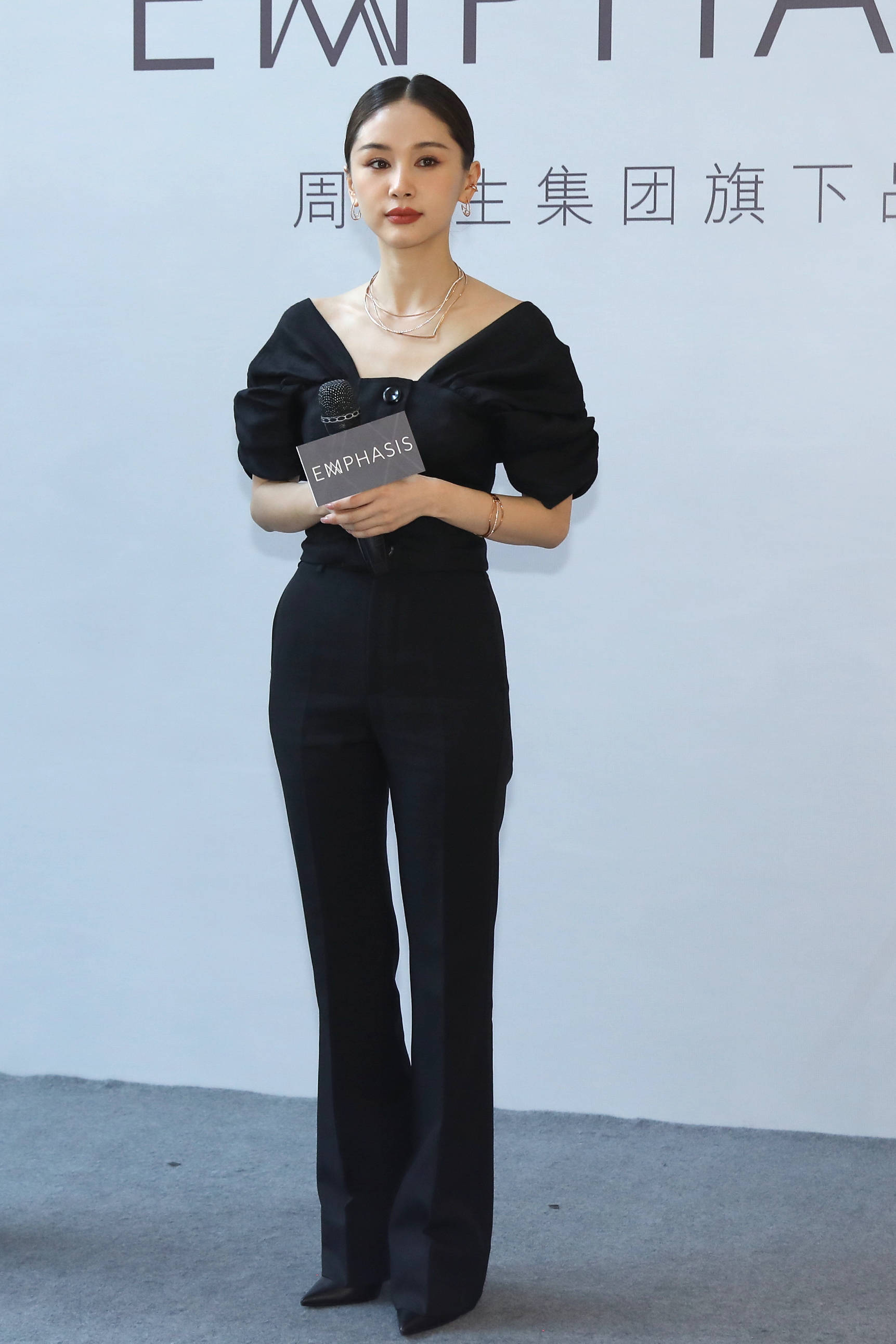 王子文沉浸恋情越发光彩照人露锁骨女人味爆棚