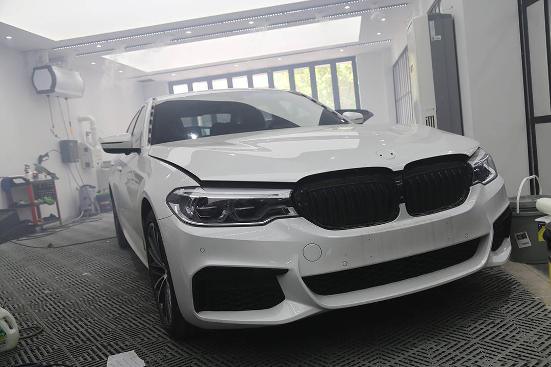 掷地有声焕然而至宝马五系全车改色车衣裳曙光白