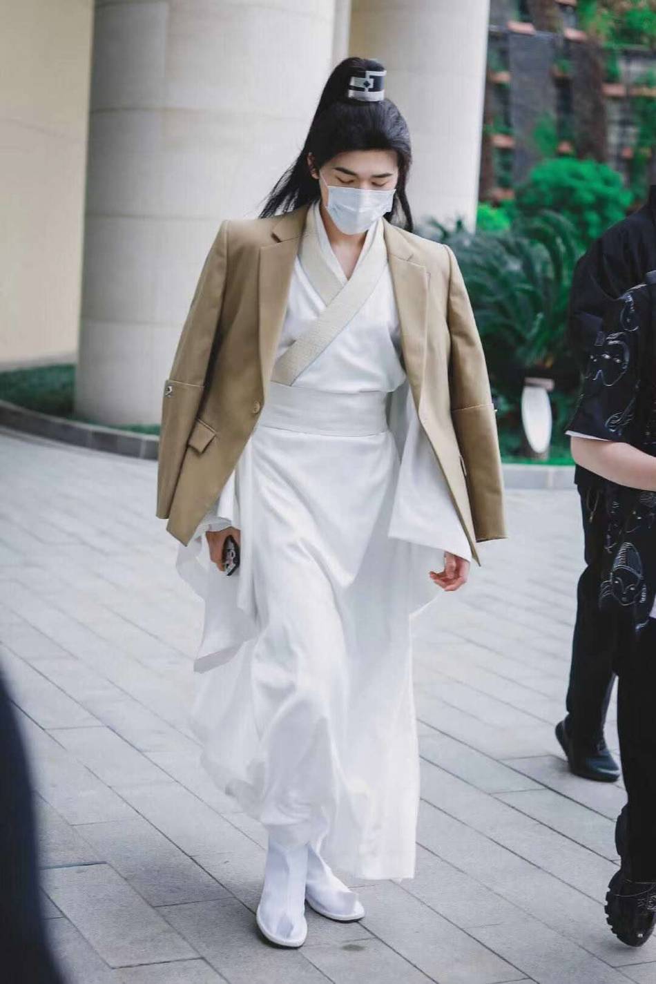 宋亚轩扎高马尾古风十足 穿白袍化身古风美少年