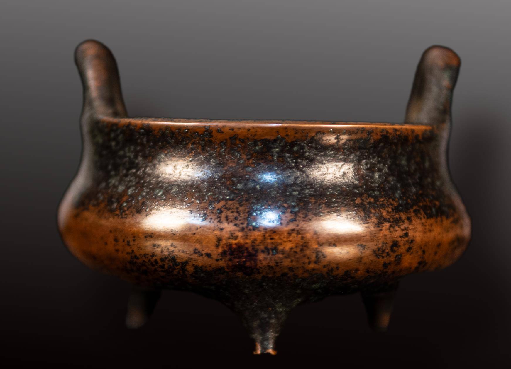 明宣德冲天耳三足炉