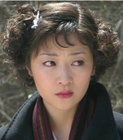 郭涛和郭月年龄仅差几岁在小时候在外玩耍,郭涛都会牵着妹妹的小手很