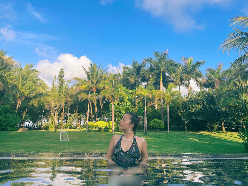 王菊穿泳装肉感身材丰满吸睛 胖回120斤后笑容灿烂