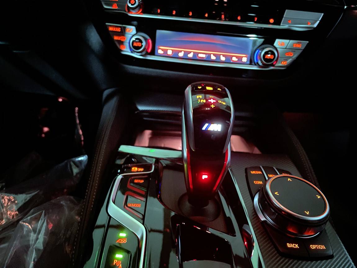 宝马m5滨海湾蓝黑内