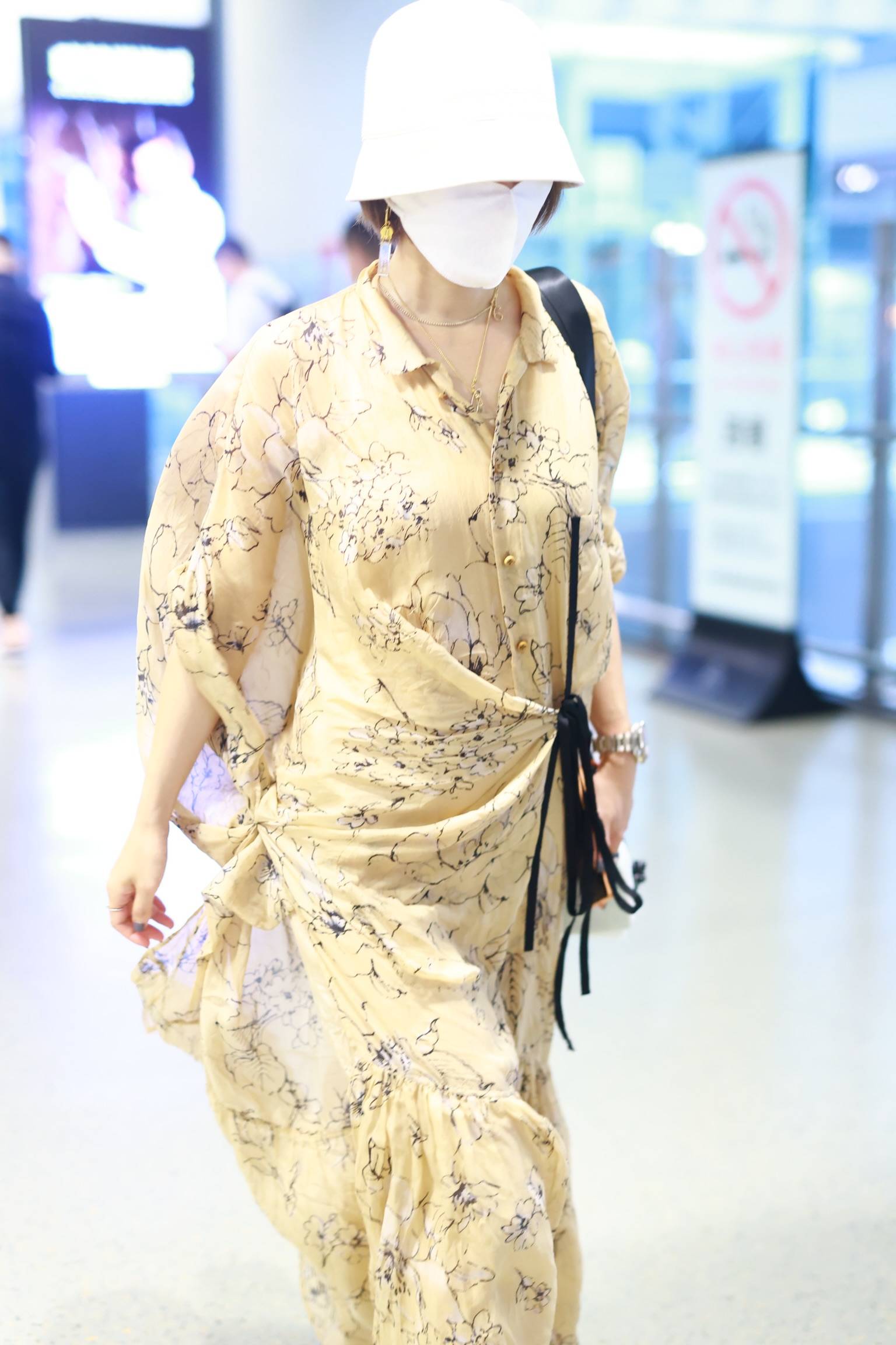 马伊琍穿印花长裙度假风满满李走路带风仙气十足