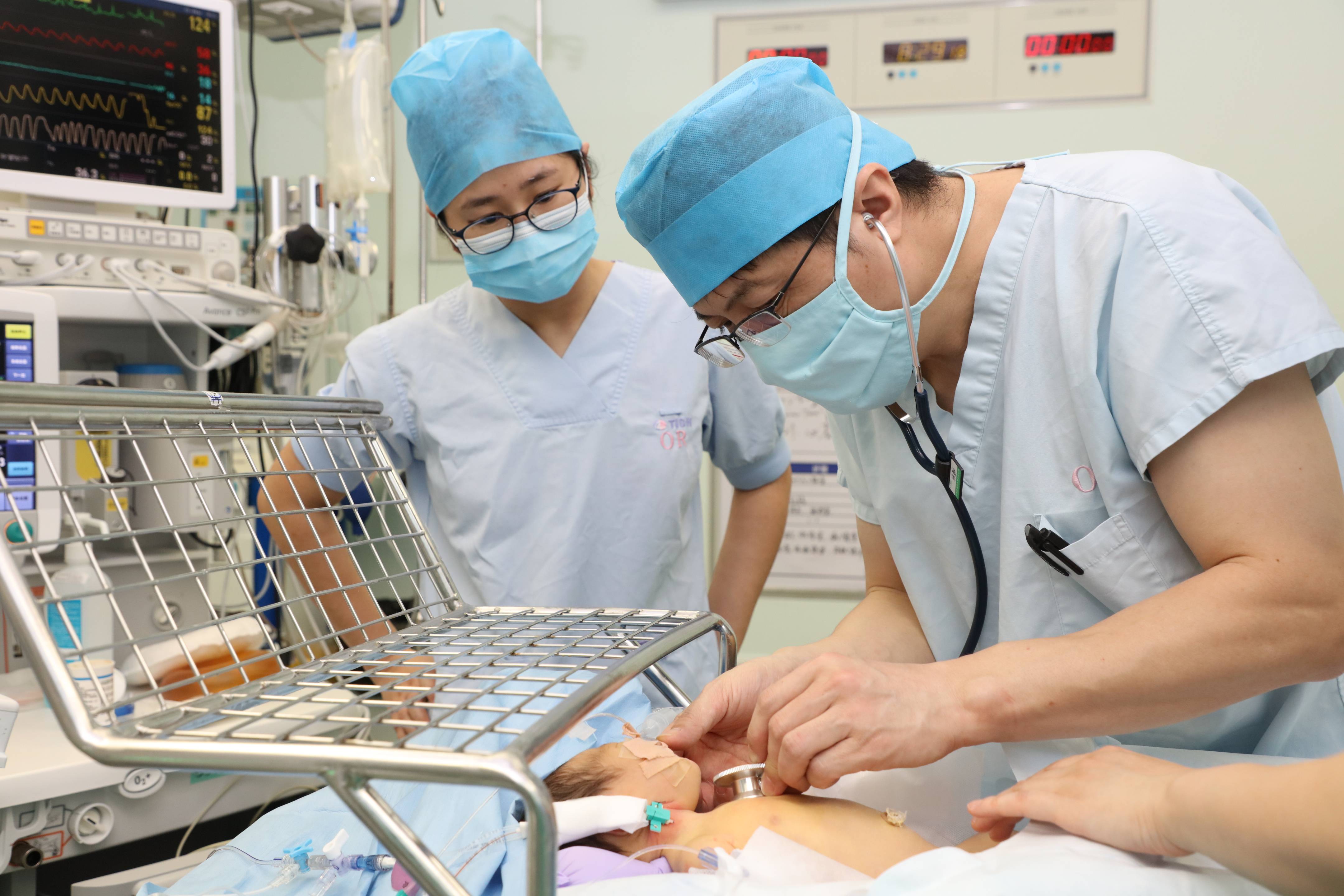 该院副院长刘志刚随即组织对复杂心脏畸形具有丰富临床经验的心外科