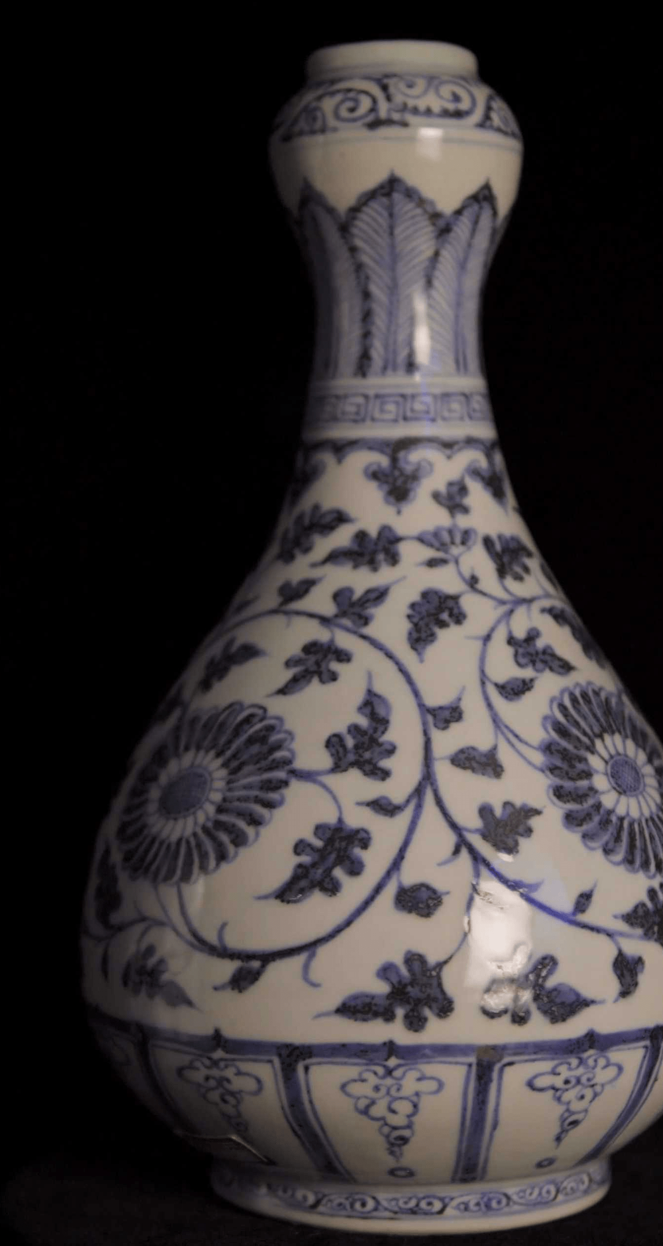 明.缠枝菊花绘纹蒜头瓶