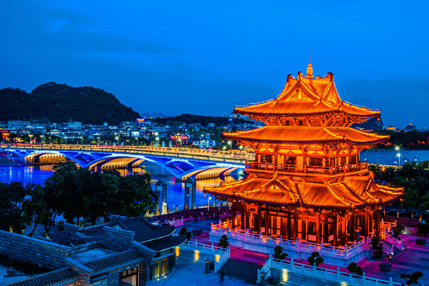 听完戏后可以登逍遥楼看夜景,或步行至正阳步行街,有很多小吃美食.