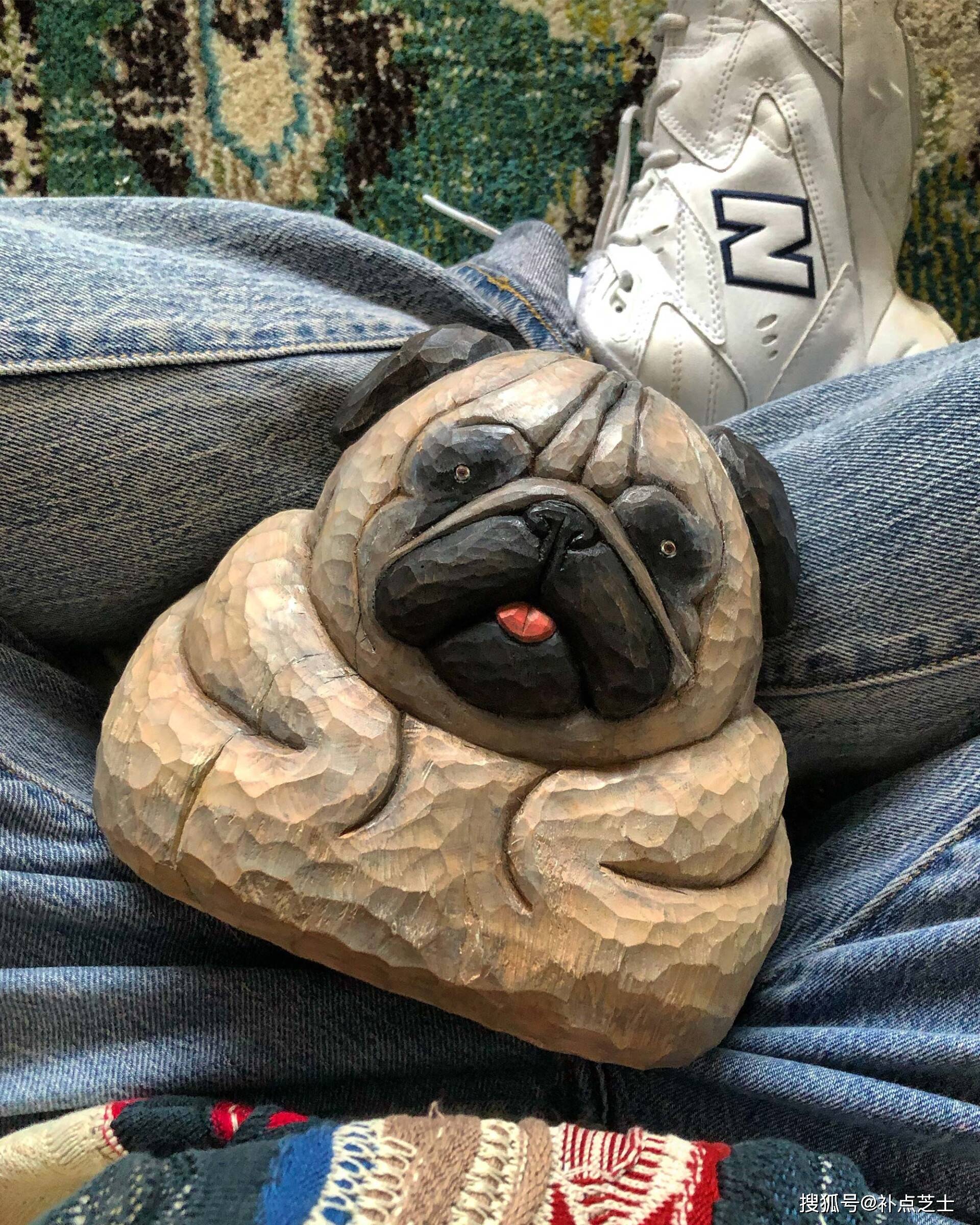 可爱憨憨的狗狗木雕全都是艺术家对自己不同内在的自画像