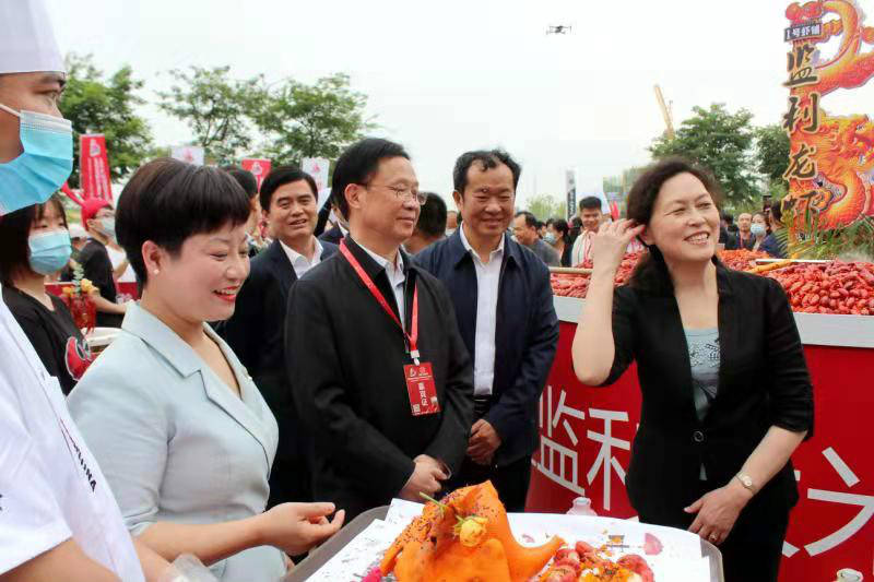 全虾宴制作方壹号虾铺餐饮有限公司董事长邹艳梅表示,所有的食材都是