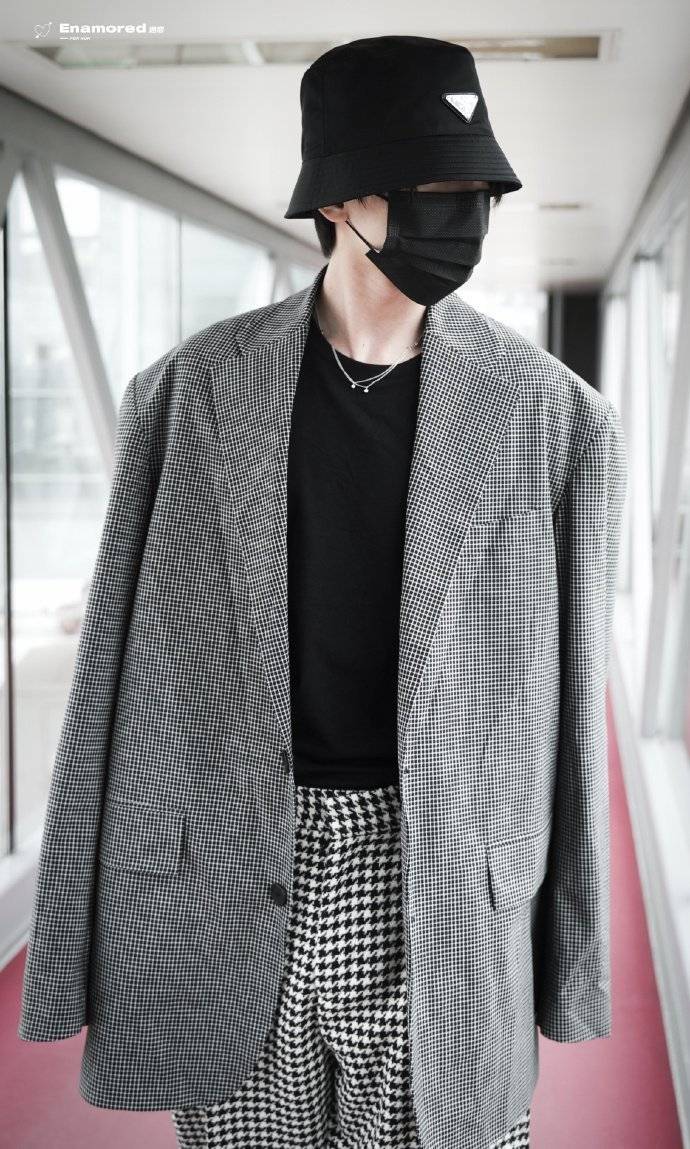 蔡徐坤穿格纹西装现身机场 渔夫帽遮面酷帅有型