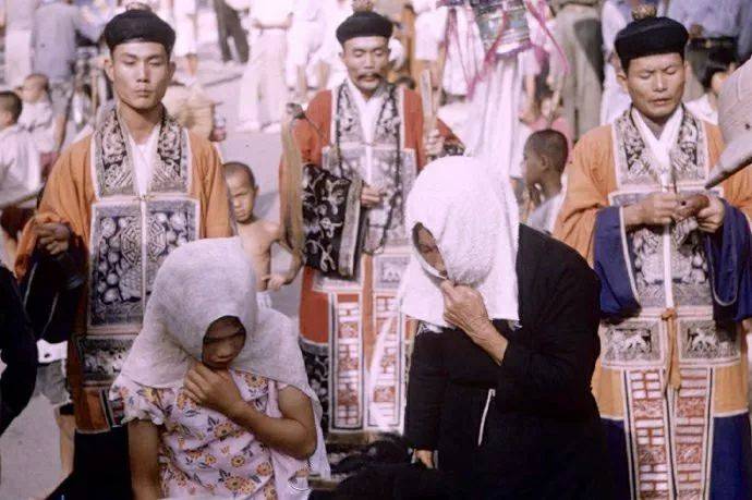 历史老照片五十年代台湾道士做法的场景