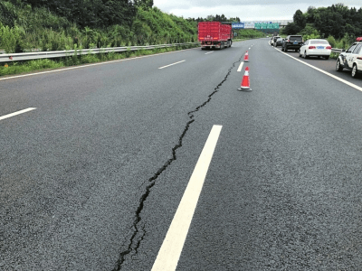 道路早期出现裂缝是什么原因