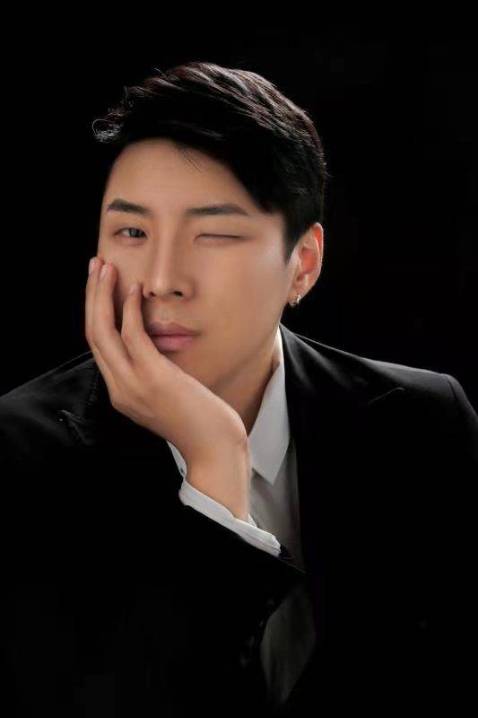 造型师成长经历2005年度cctv时尚中国十大发型师2006年前往美国洛杉矶