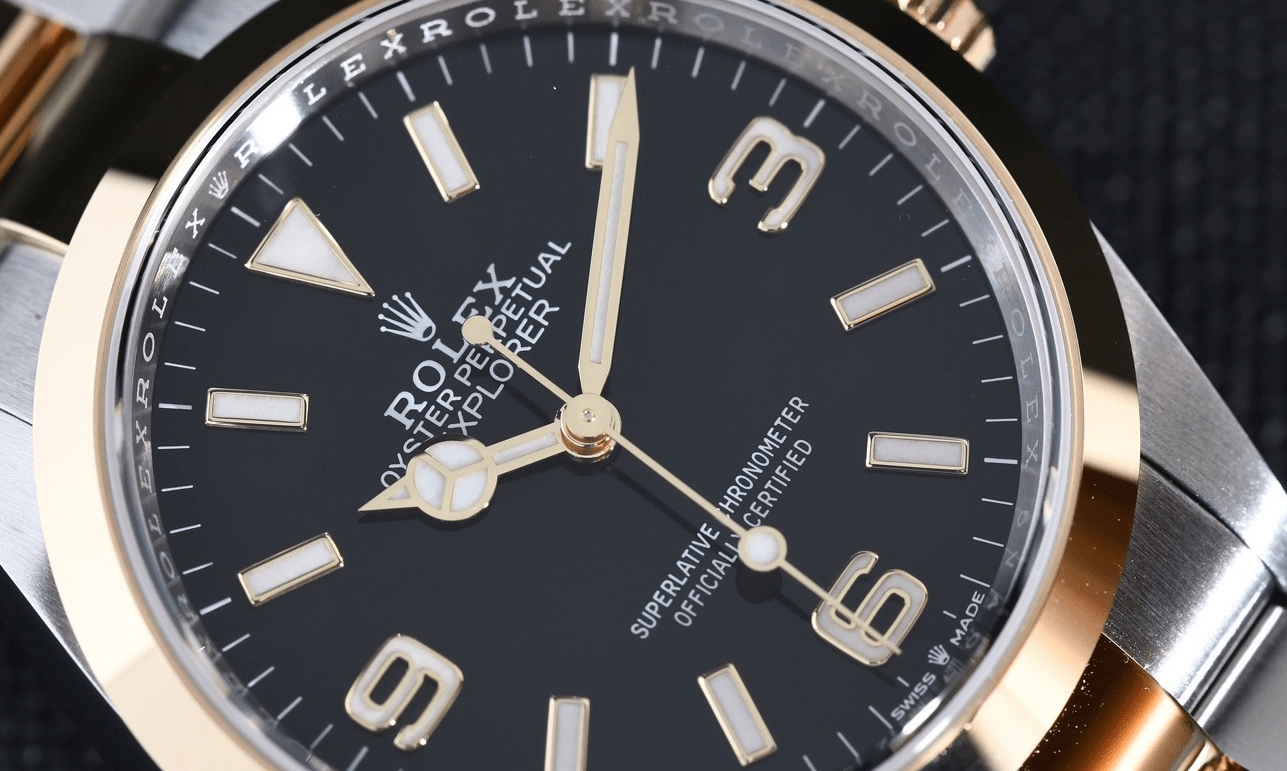 新款腕表首次融合蚝式钢与18ct黄金材质,其中外圈,表冠与表带