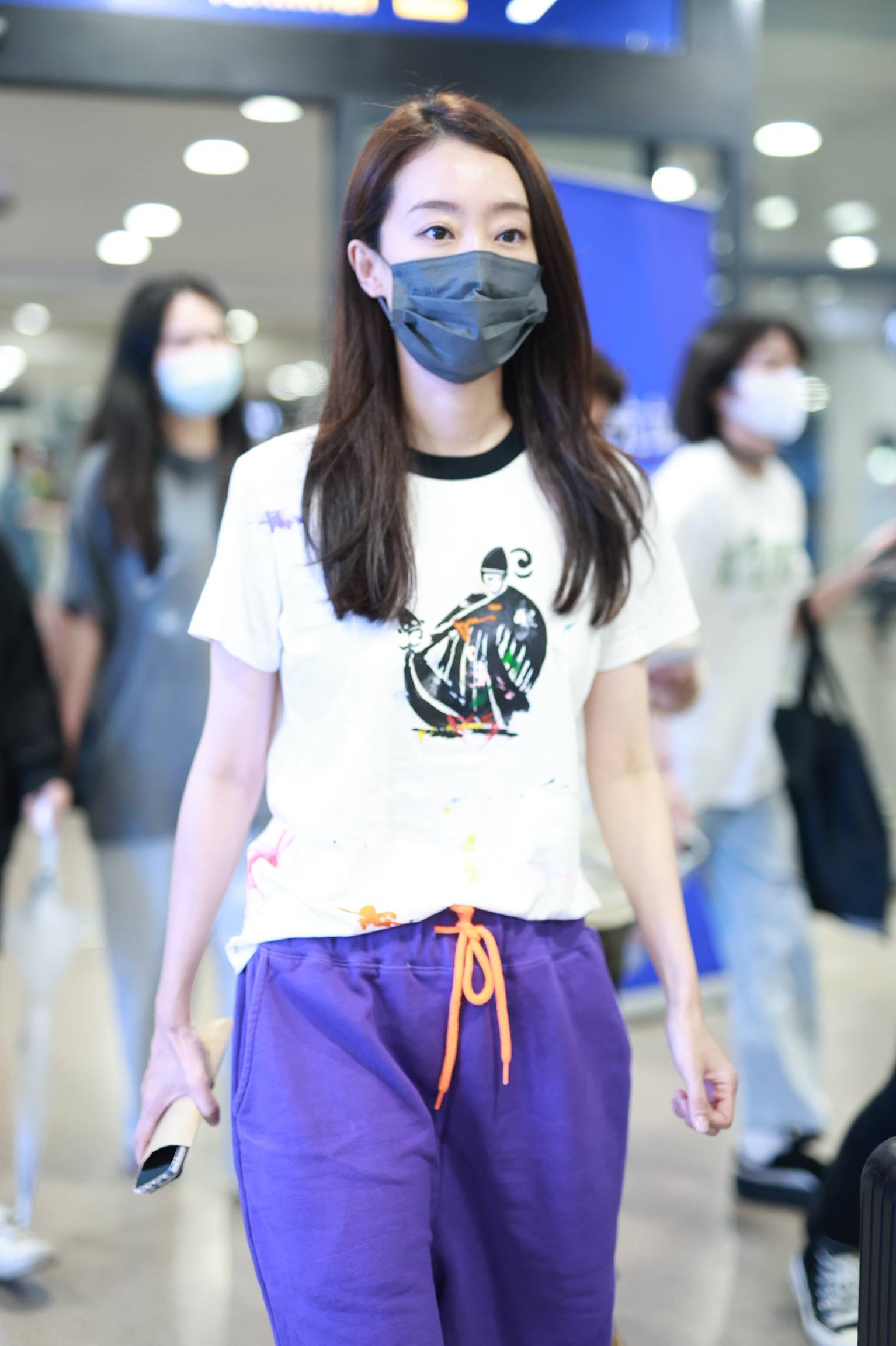 张小斐紫色短裤美出新高 大步流星气场强
