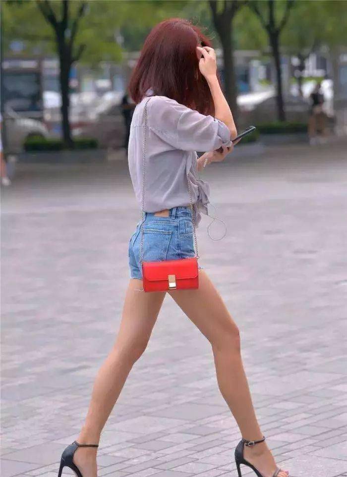 美女一双高跟凉鞋穿搭在脚上,让夏日也变得更加的清凉