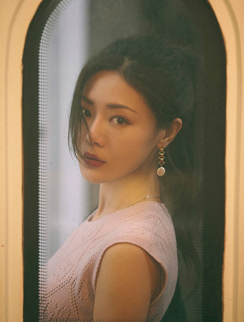 邓家佳分享卷发教程清爽穿搭出镜温柔感十足