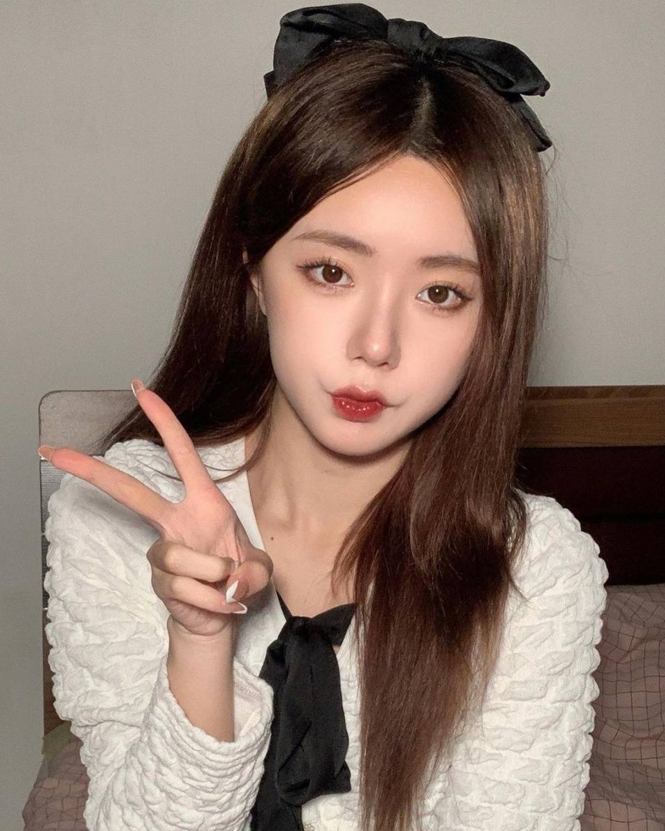 长相超萌的高人气正妆容也很韩系很吸睛圆圆脸蛋好可爱