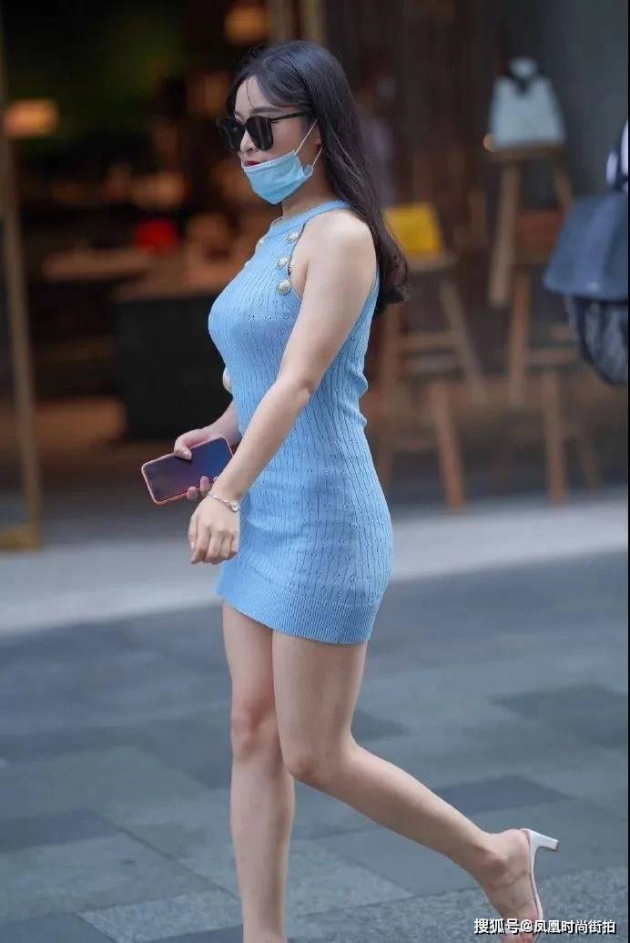 美女身穿蓝色针织包臀裙,气质清新雅致