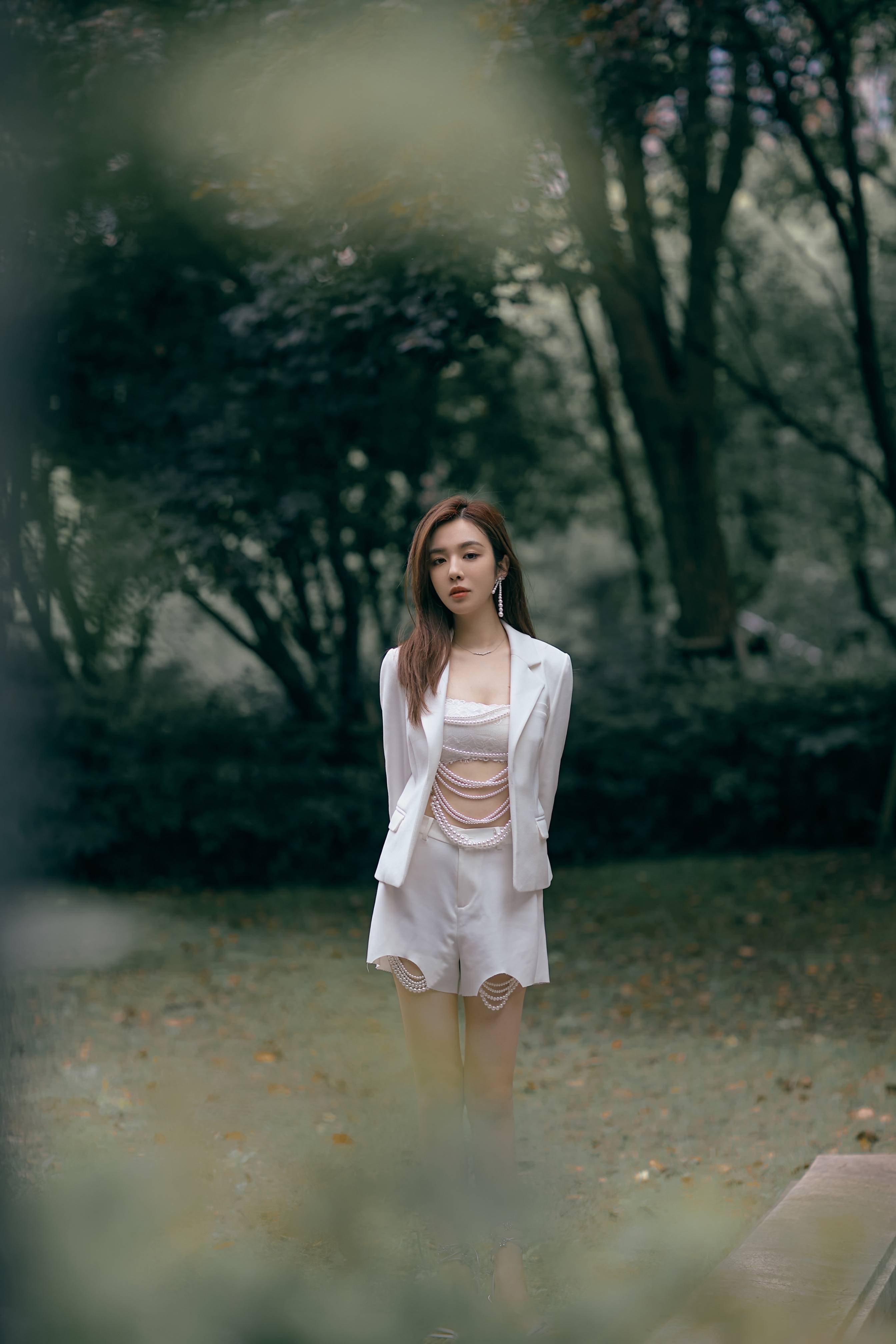 王晓晨森系时尚大片曝光,白色西装尽显温婉恬静