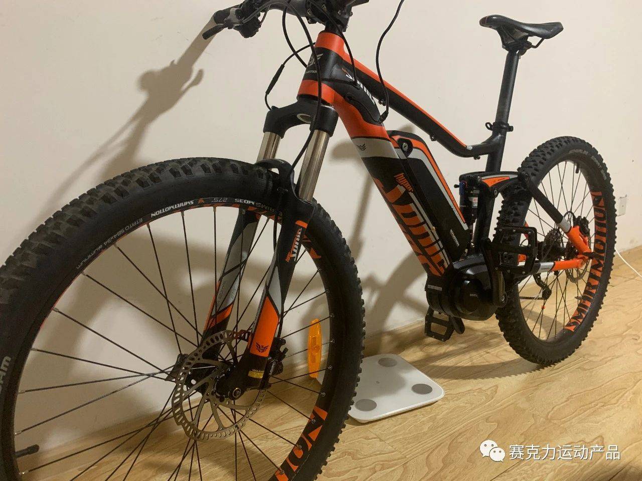 穿过城市跨越山林令人中毒的hypersonic电助力软尾