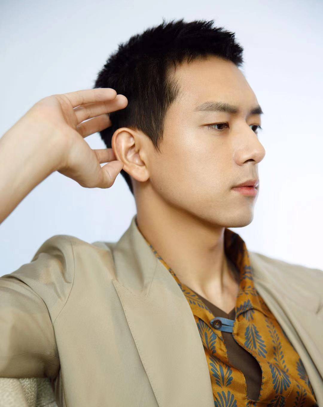 原创西装学李现穿搭满满的阳刚之气超帅