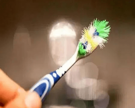 2,牙刷磨损变形,刷毛软塌,刷毛之间的距离明显变宽,使污垢更容易积淀