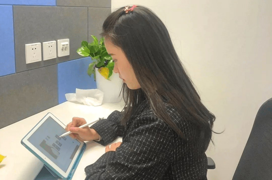 沟通的桥梁……来到小猿当班主任以后,白老师从不定义学生的生活方式