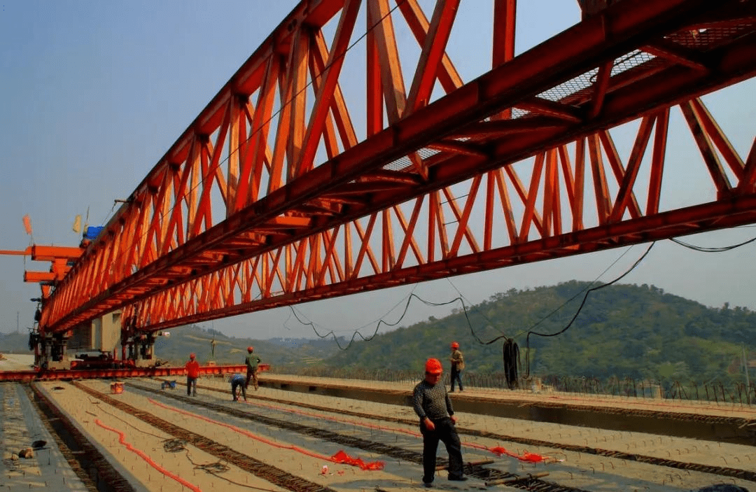 路基填築,橋樑下部結構,便道棧橋,預製箱梁等施工點機器在隆隆作響